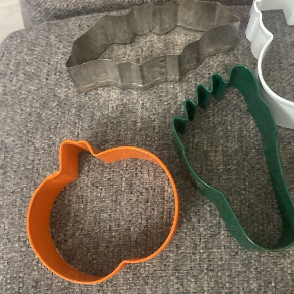 Set of 13 metal cookie cutters preowned F5 - Picture 2 of 6